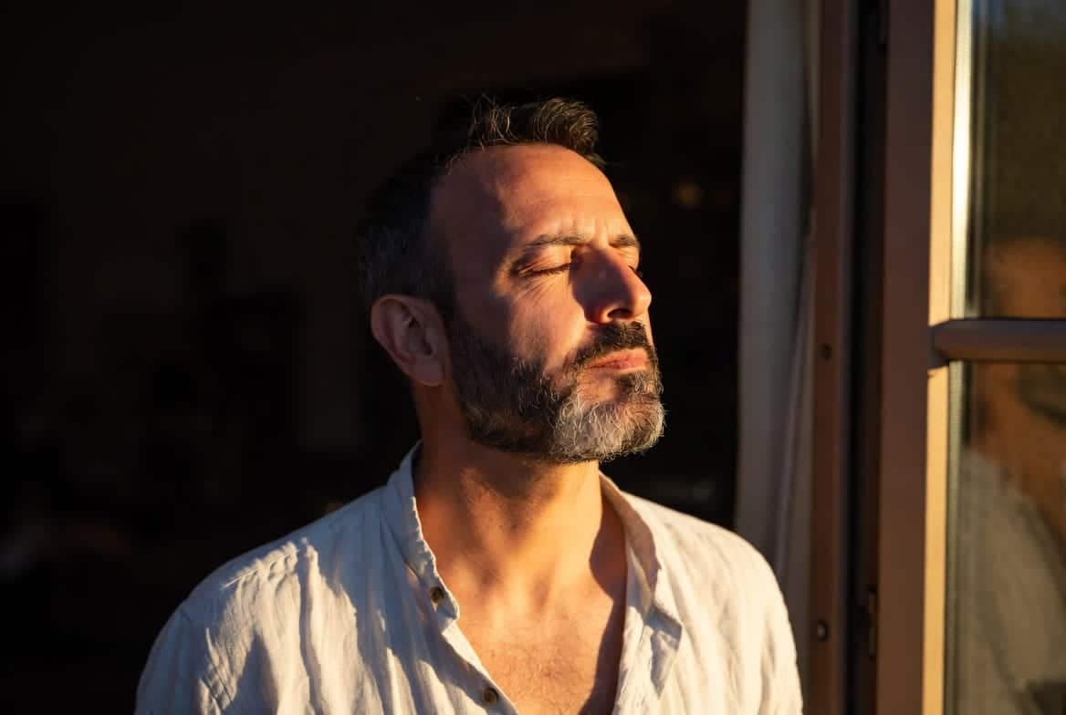 L'energie retrouvee apres la phase de fatigue : une personne respire au lever du soleil, le calme revenu