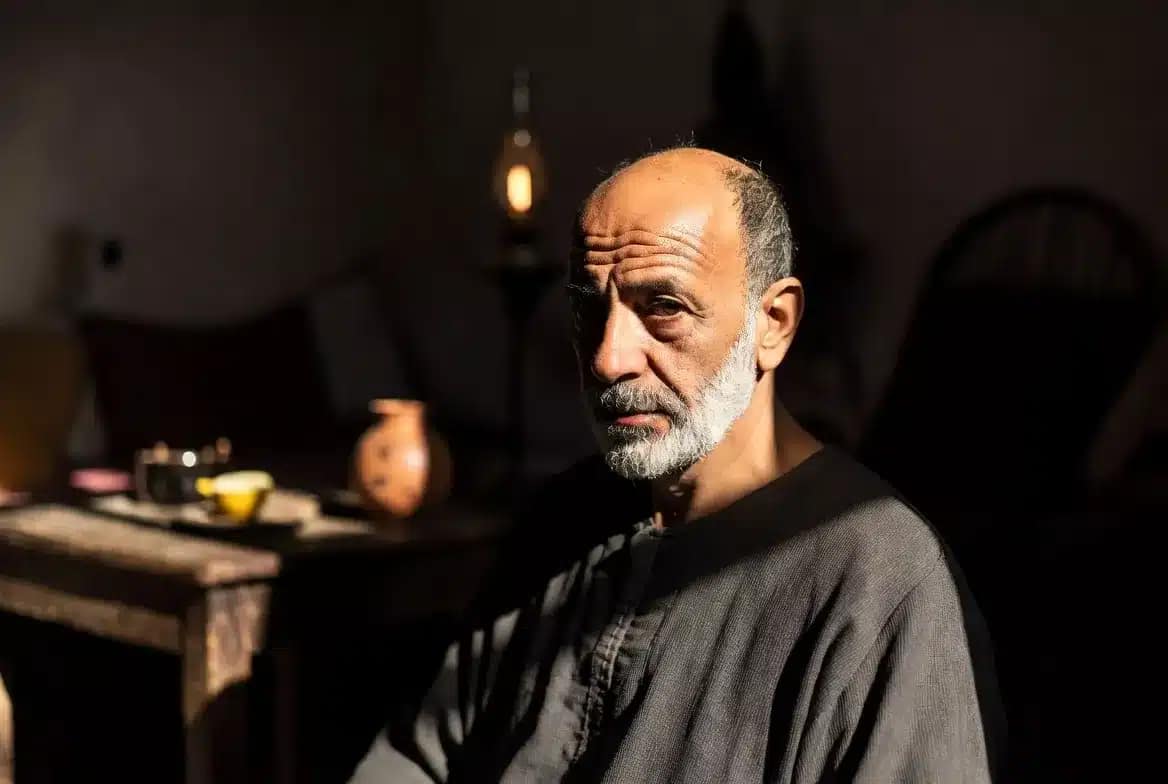 Chokri Belkhiria, fondateur de Well Therapy, en réflexion après 20 ans de recherche sur les méthodes traditionnelles de désenvoutement