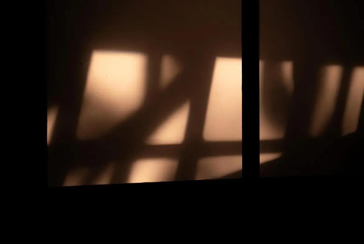 Ambiance symbolique d'un soulagement de courte durée suivi d'une rechute, évoquant un désenvoûtement qui ne tient pas dans le temps
