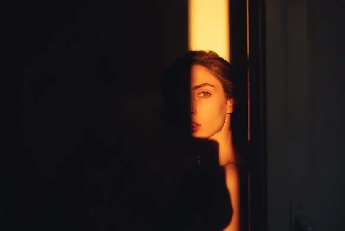 Personne apaisée retrouvant sa lucidité après avoir distingué un envoûtement amoureux d'une dépendance affective