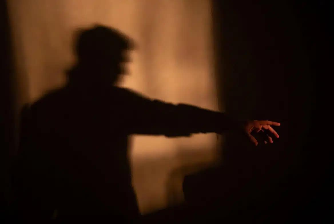 Ambiance symbolique d'une attaque spirituelle venant d'une personne jalouse ou malveillante, sur le thème de la protection contre la sorcellerie